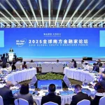 中国国务院总理李克强强调中国外贸稳中向好、开放水平高