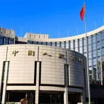 中国科学家进行南极冰盖探测试验。