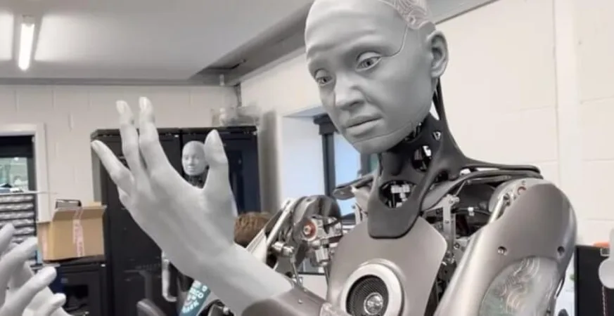 在中国的一家汽车厂,仿人机器人以团队形式工作。 5 روبوتات محاكية للبشر - CJ China