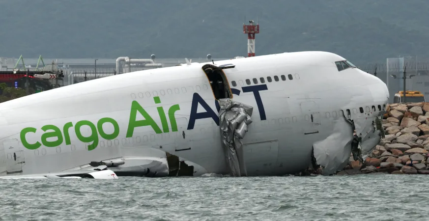 货机惨剧:香港机场跑道滑出,两名工作人员丧生 5 香港机场