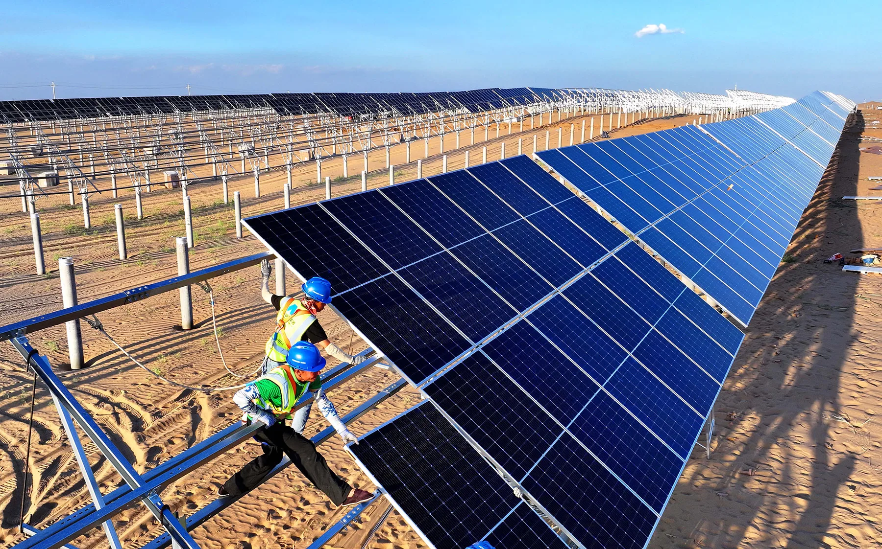 中国的“能源长城”：戈壁沙漠智能电网容量突破100吉瓦大关